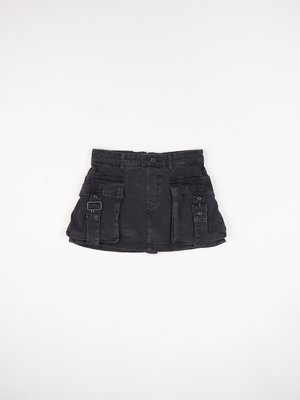 Schwarzer Denim-Minirock mit zwei Vordertaschen, seitlichen Schnallen und einer taillierten Taille. Verfügt über eine glatte Textur und einen geraden Saum.
