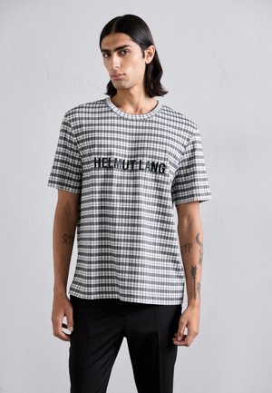Lühikeste varrukatega musta ja valge ruudulise mustriga T-särk, millel on ümar kaelus ja rinnal prinditud "HELMUT LANG". Valmistatud puuvillast.