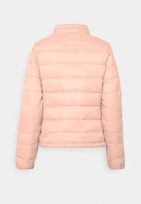 Giacca a vento rosa con un design trapuntato, colletto alto e maniche lunghe, dalla texture liscia e lunghezza cropped.