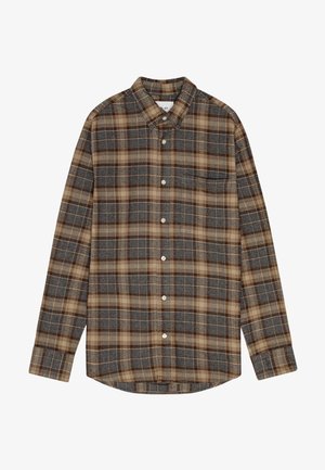 Chemise à carreaux marron et gris avec un col, des manches longues et une poche poitrine unique. Texture douce et design à ourlet arrondi.