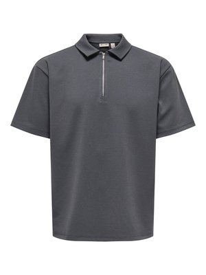 Sötétszürke rövid ujjú galléros póló, félcipzáras elülső záródással, fehér háttér előtt bemutatva.