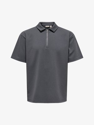 Sötétszürke rövid ujjú galléros póló, félcipzáras elülső záródással, fehér háttér előtt bemutatva.