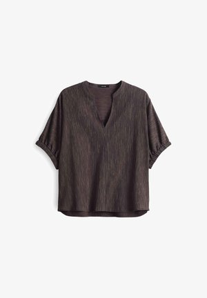 Dunkelbraune V-Ausschnitt-Bluse mit kurzen Ärmeln, die ein strukturiertes gestreiftes Muster und geraffte Ärmelenden aufweist. Leichter Stoff, lockere Passform.