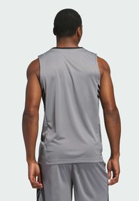 Szary sportowy tank top wykonany z lekkiego materiału, z okrągłym dekoltem i czarnymi bocznymi akcentami. Tył prezentuje prosty design.