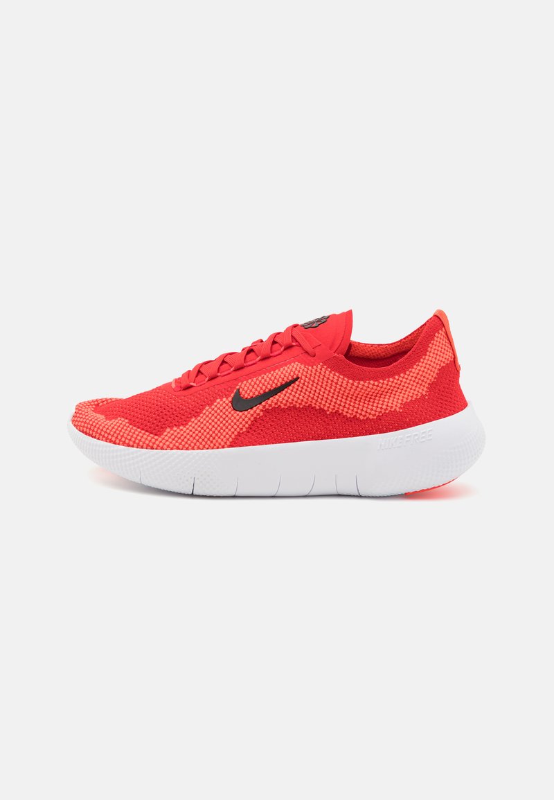 Nike Free løpesko med rød mesh-overdel med gradienttekstur, svart logo og hvit gummisåle. Lett og fleksibel design.