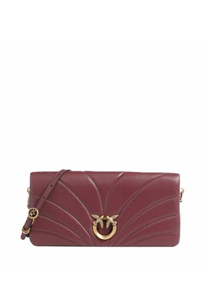 Bolso bandolera rectangular de cuero burdeos con patrón acolchado en forma de abanico y cierre de anillo dorado con dos pequeñas figuras de pájaros.