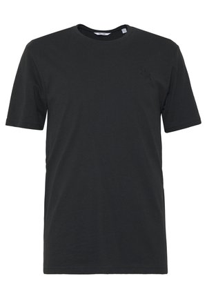 T-shirt noir à manches courtes en coton. Présente un col rond et un motif gaufré subtil sur la zone du côté gauche de la poitrine. Coupe décontractée.