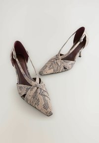 Špicastog vrha slingback štikle u uzorku zmijske kože, s ukriženim trakama i niskom mačjom petom, u neutralnim bež i svijetlo smeđim tonovima.