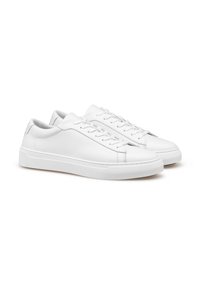 Hvide lædersneakers med et lavt design, rund tå og flad gummisål. Har snørelukning fortil og minimal syning.