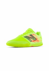 Chaussure de sport jaune fluo avec logo noir et motifs de flammes, dotée d'un dessus texturé, d'un système de laçage et d'une semelle extérieure en caoutchouc.