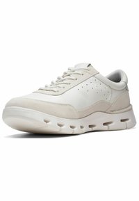 Sneaker bianca e grigia chiara con una tomaia in pelle testurizzata e camoscio, perforazioni per la traspirabilità e una suola robusta e ammortizzata.