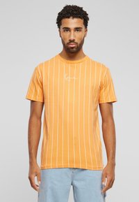 Karl Kani SMALL SIGNATURE - Marškinėliai su spaudiniu - orange offwhite