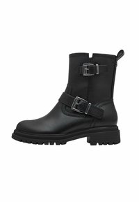 Bottines en cuir noir avec une texture lisse, ornées de deux accents de boucles en argent et dotées d'une semelle en caoutchouc robuste pour une meilleure traction.