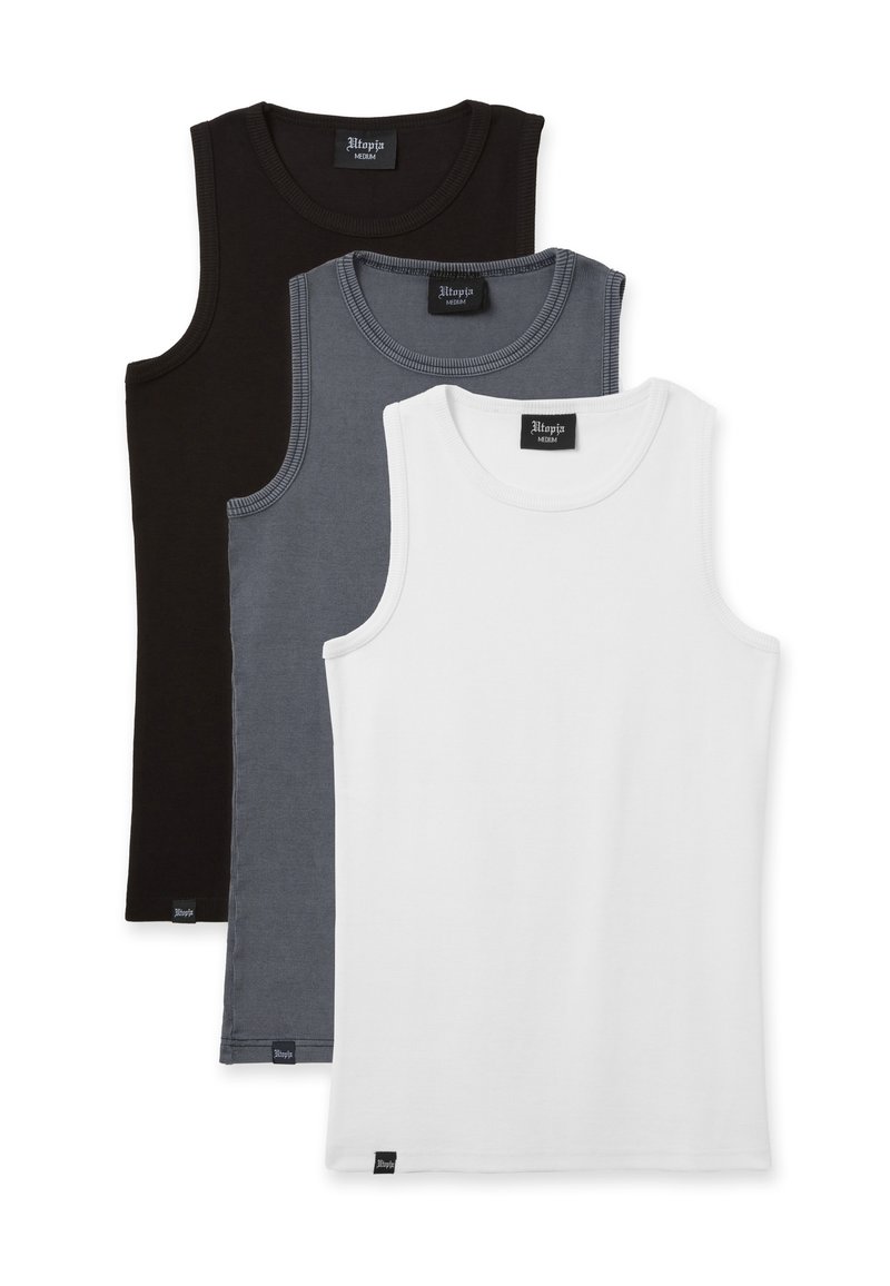 Drei ärmellose Baumwoll-Tanktops in Schwarz, Grau und Weiß. Jedes besitzt einen runden Ausschnitt und einen geraden Saum, mit einem Markenlabel am unteren Ende.