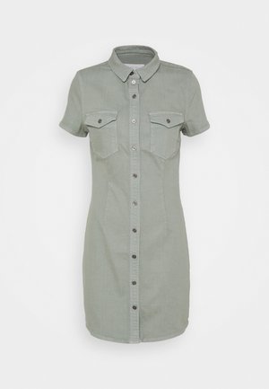 Robe gris-vert à manches courtes, boutonnage devant, col et deux poches poitrine avec rabat, taille cintrée, ourlet longueur genou.