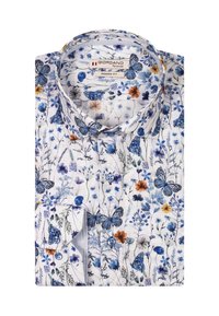 Chemise florale avec un fond blanc, ornée de fleurs bleues et orange ainsi que de papillons. Comprend un col à boutons et des poignets. Coupe moderne.