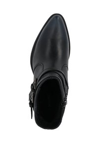 Botín negro hasta el tobillo con punta afilada, fabricado en suave cuero sintético. Cuenta con una cremallera lateral y una correa decorativa con detalles de hebilla.