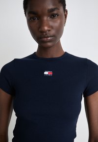Tommy Jeans BADGE TEE - T-shirt basic - dark night navy