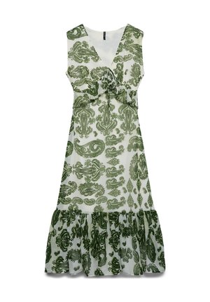 Robe blanche sans manches avec imprimé floral paisley vert, col en V, détail volanté au niveau de la poitrine et de l'ourlet, et jupe fluide longueur genou.