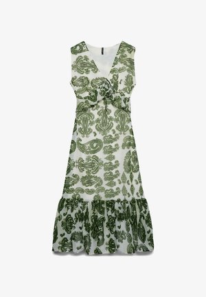 Robe blanche sans manches avec imprimé floral paisley vert, col en V, détail volanté au niveau de la poitrine et de l'ourlet, et jupe fluide longueur genou.
