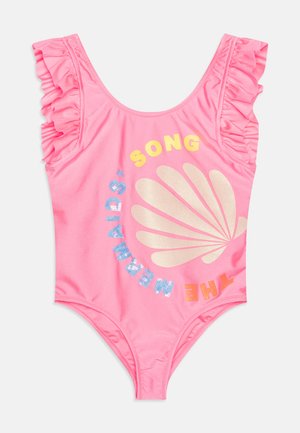 Maillot de bain une pièce rose avec des manches volantes, arborant un motif de coquillage et le texte "LE CHANT DE LA SIRENE" dans des couleurs vives.