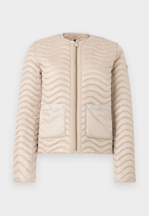 Μπεζ μπουφάν με καπιτονέ ραφές κυματιστή, στρογγυλή γιακά, μπροστινό φερμουάρ και δύο τσέπες με καπάκια και κουμπιά πατιλέτα.