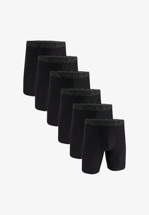 Sechs schwarze Boxershorts für Herren mit markierten elastischen Bund, angeordnet in einer versetzten Reihe auf weißem Hintergrund.