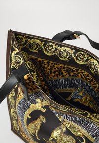 Versace TOTE PRINT FABRIC WILD CATS UNISEX Tote bag dark