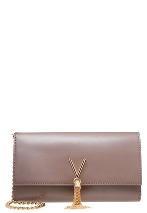 Rektangulær lilla læder clutch med gyldent V-formet lås og kædetofser, med en guldkæde som skulderrem.