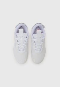 Scarpe da ginnastica bianche con superficie testurizzata, lacci piatti e collare imbottito. Presentano un logo sulla linguetta e accenti di design minimal.