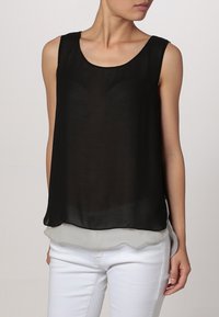 Top senza maniche nero realizzato in tessuto trasparente, caratterizzato da un collo rotondo e un design a strati con un sottopuo di colore grigio chiaro.