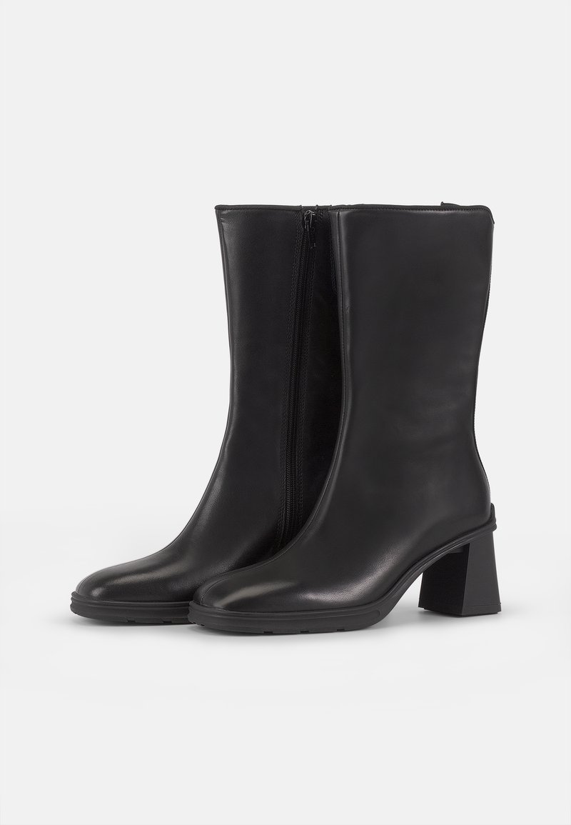 Botas de cuero negro hasta el tobillo con cierre de cremallera, punta cuadrada y tacón ancho. Textura suave con diseño minimalista y sin patrones o acentos visibles.