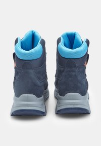 Botas de senderismo navy con un collar acolchado azul, parte superior de ante, entresuela gris y suelas texturizadas. Detalles reflectantes en los lados.