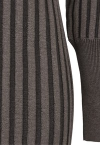 Tissu en tricot côtelé vertical gris et noir avec un poignet de manche ajusté et un motif texturé sur un vêtement.