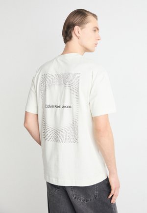 Calvin Klein Jeans, SQUARE FREQUENCY LOGO TEE - T-shirt con stampa - off-white