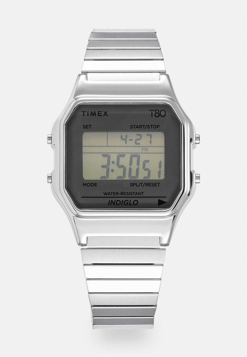 Timex T80 skaitmeninis laikrodis su stačiakampiu juodu LCD ekranu, sidabriniu nerūdijančio plieno korpusu ir apyranke, atsparus vandeniui, su INDIGLO apšvietimu.