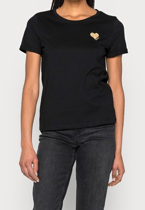 Czarna bawełniana koszulka z krótkimi rękawami, z małym złotym sercem na lewej stronie klatki piersiowej. Prosty, klasyczny krój.