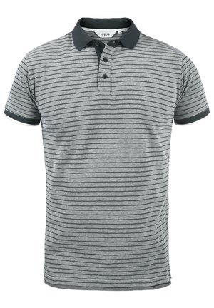 Polo en rayures grises et noires avec un col foncé, patte de boutonnage à trois boutons, manches courtes et évents latéraux pour faciliter les mouvements.