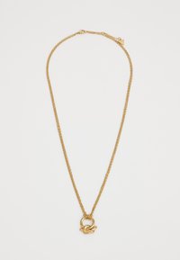 Gouden ketting met een gedraaide knoop pendant, met een dubbelstrengs ontwerp en textuur links voor extra detail.