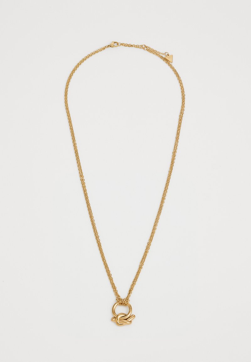 Gouden ketting met een gedraaide knoop pendant, met een dubbelstrengs ontwerp en textuur links voor extra detail.