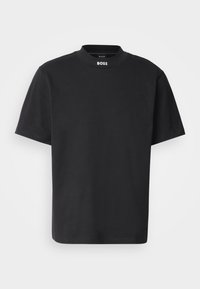 Svart kortermet t-skjorte laget av bomull, med høy hals og en liten hvit logo "BOSS" på forsiden. Enkelt, ensfarget design.