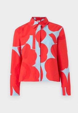 Skjorte med lange ærmer og knapper, med stort rødt blomsterprint på lysblå baggrund og klassisk krave.