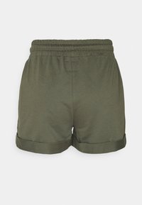 Szorty bawełniane w oliwkowym kolorze, z elastycznym pasem, podwiniętymi mankietami i pojedynczą kieszenią z tyłu dla dodatkowego efektu.