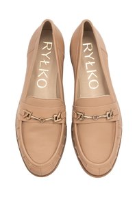Beige nahka loaferit teräväkärkiset, joissa on kultaketjuakseli edessä ja ommeltua yksityiskohtaa sivuilla.