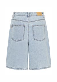 Hellblaue Jeansshorts mit zwei Gesäßtaschen, Gürtelschlaufen und einem braunen Leder-Label am Bund.