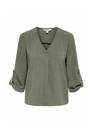 Blouse femme vert olive clair avec manches 3/4 retroussées, col en V, texture subtile et étiquette de marque "ONLY" au col.