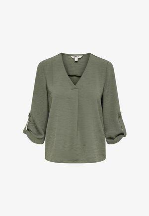 Blouse femme vert olive clair avec manches 3/4 retroussées, col en V, texture subtile et étiquette de marque "ONLY" au col.