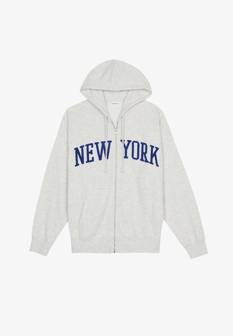 Hoodie zippé gris avec un grand "NEW YORK" imprimé en bleu marine sur la poitrine, doté d'une capuche à cordon de serrage et de poches avant.