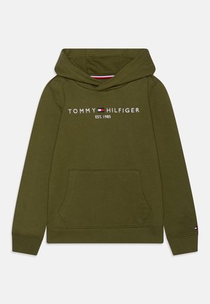 Oliwkowa bluza z kapturem, z przednią kieszenią, ściągaczami na rękawach oraz logo "Tommy Hilfiger EST. 1985" z emblematem flagi na piersi.