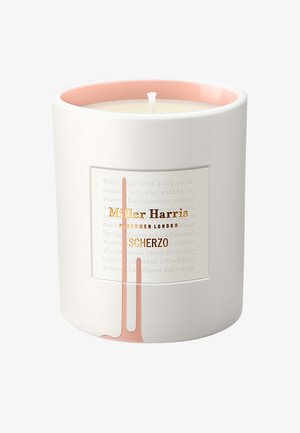 Weiße Kerzen aus Keramik mit einem rosa Innenraum, versehen mit einem strukturierten Etikett in Gold- und Roséakzenten, beschriftet mit "Scherzo" von Miller Harris.